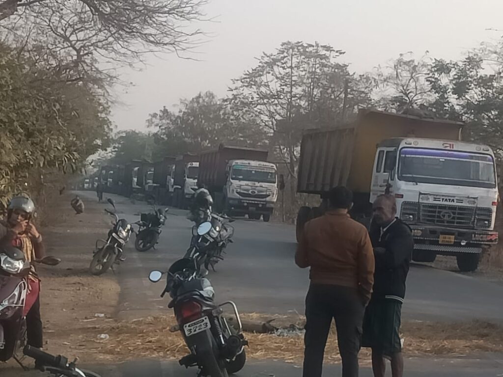 बाईक सवार को ट्रेलर ने रौंदा , मौके पर हुई मौत 4 IMG 20250301 WA0023