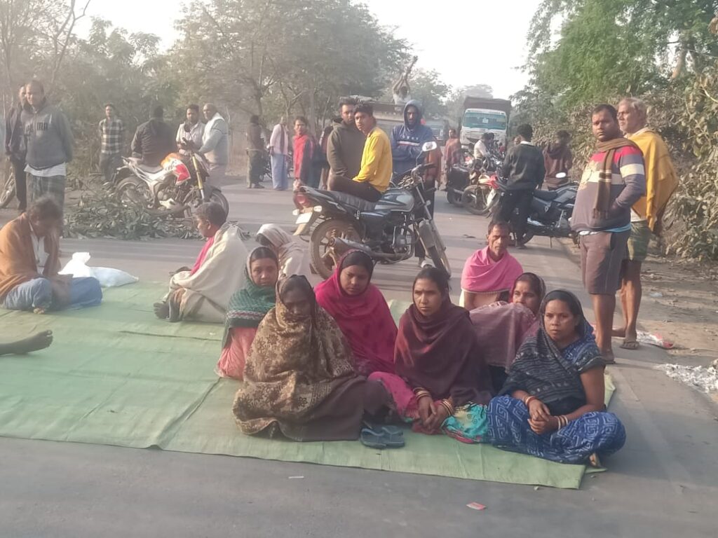 बाईक सवार को ट्रेलर ने रौंदा , मौके पर हुई मौत 3 IMG 20250301 WA0025