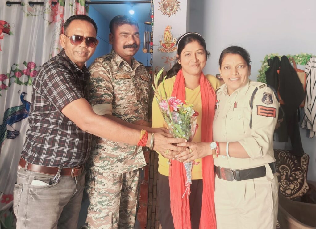 खरसिया पुलिस ने पत्रकार पूजा जायसवाल को किया सम्मानित 1 IMG 20250308 WA0020