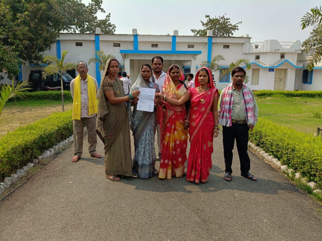 डोकरबुड़ा के बाद राबो के ग्रामीणों का फुटा गुस्सा , कानून- कायदों को ताक पर रखकर विस्फोटक प्लांट लगाने की .... 2 IMG 20250320 WA0028