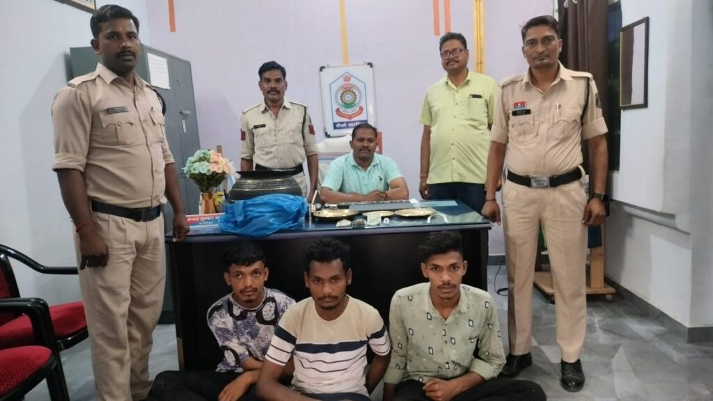 सेवानिवृत्त शिक्षिका के घर से चोरी करने वाले तीन चोर गिरफ्तार 1 IMG 20250322 WA0057