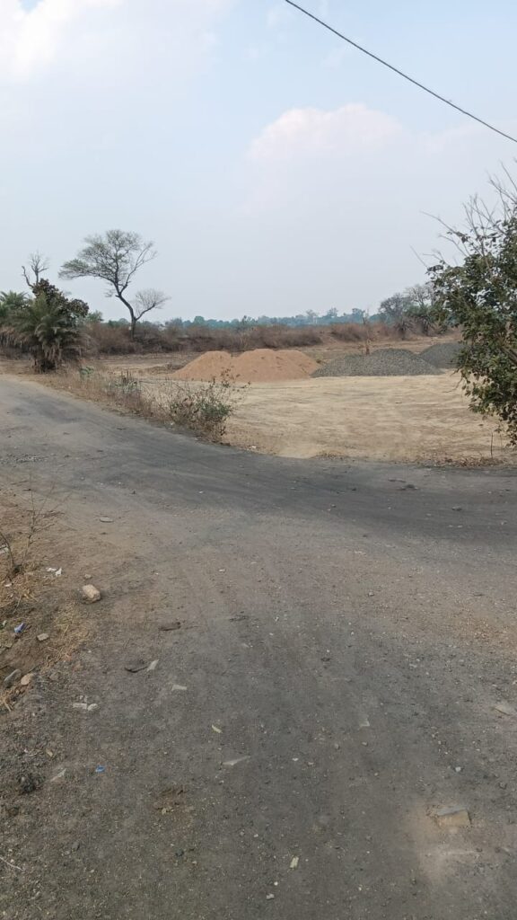 वार्ड 2 में गुणवत्ताहीन सामग्री से किया जा रहा सडक निर्माण , वार्डवासी अधिकारी ठेकेदार पर मिलीभगत का लगा रहे आरोप 1 IMG 20250323 WA0039