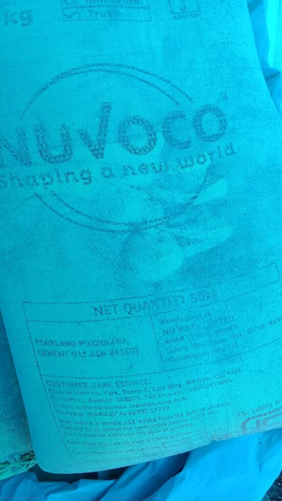 वार्ड 2 में गुणवत्ताहीन सामग्री से किया जा रहा सडक निर्माण , वार्डवासी अधिकारी ठेकेदार पर मिलीभगत का लगा रहे आरोप 2 IMG 20250323 WA0040