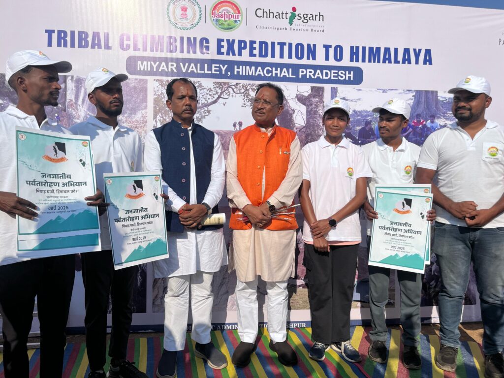 अल्पाइन पर्वतारोहण में जनजातीय प्रतिभा - जशपुर के पर्वतारोहियों का अनूठा अभियान 1 IMG 20250328 WA0051