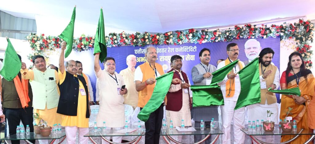 प्रधानमंत्री मोदी ने अभनपुर-रायपुर मेमू ट्रेन सेवा का हरी झंडी दिखाकर किया शुभारंभ 3 IMG 20250330 WA0083
