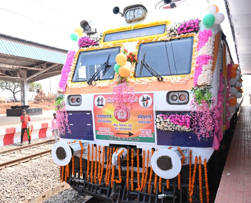 प्रधानमंत्री मोदी ने अभनपुर-रायपुर मेमू ट्रेन सेवा का हरी झंडी दिखाकर किया शुभारंभ 2 IMG 20250330 WA0084