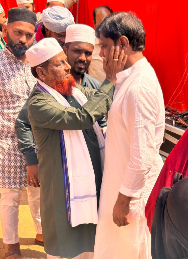 ईद पर सिल्लू चौधरी व चौधरी अमित त्रिपाठी ने ईद मिलन समारोह का किया आयोजन 1 IMG 20250331 WA0025