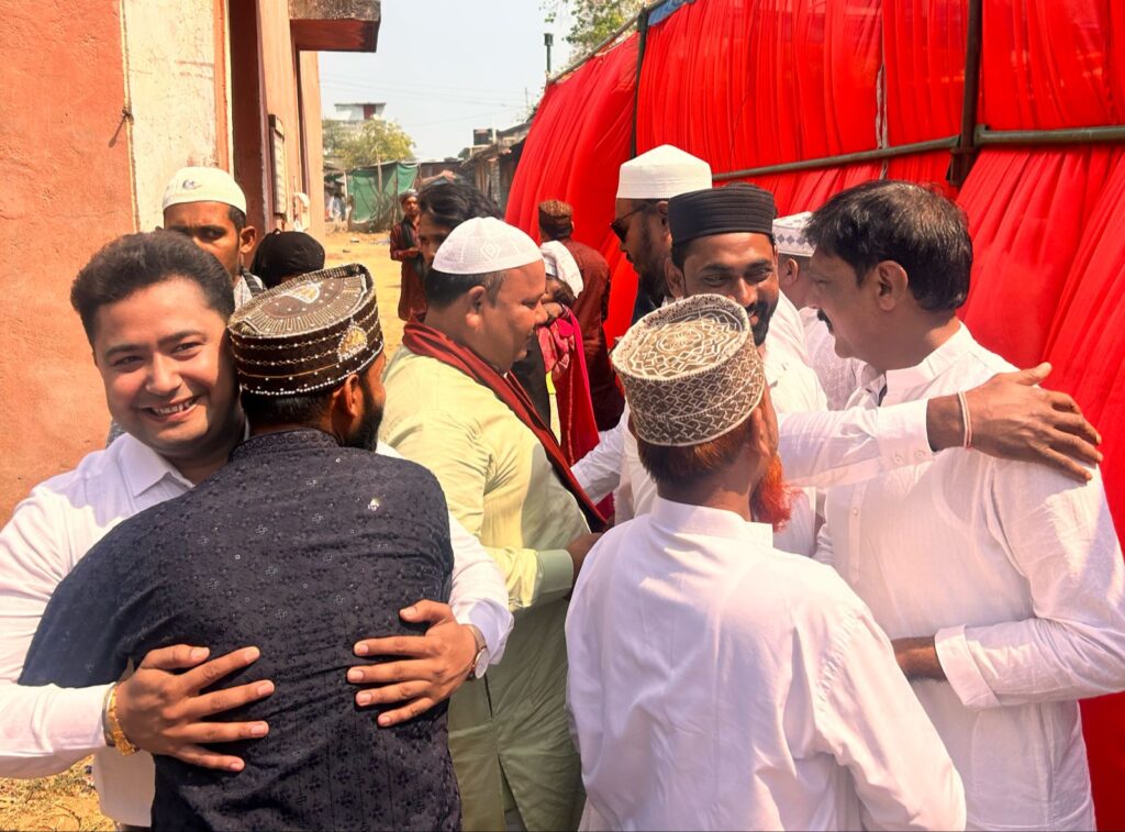 ईद पर सिल्लू चौधरी व चौधरी अमित त्रिपाठी ने ईद मिलन समारोह का किया आयोजन 3 IMG 20250331 WA0027