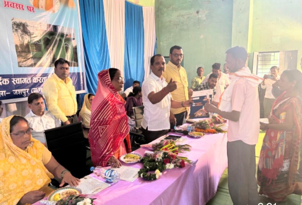 गृह प्रवेश कार्यक्रम मे जिला पंचायत अध्यक्ष सालिक साय ने हितग्राहियो को बांटा चाबी 4 Screenshot 2025 03 30 19 54 43 91 6012fa4d4ddec268fc5c7112cbb265e72