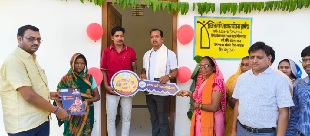 गृह प्रवेश कार्यक्रम मे जिला पंचायत अध्यक्ष सालिक साय ने हितग्राहियो को बांटा चाबी 1 Screenshot 2025 03 30 19 55 54 82 6012fa4d4ddec268fc5c7112cbb265e7