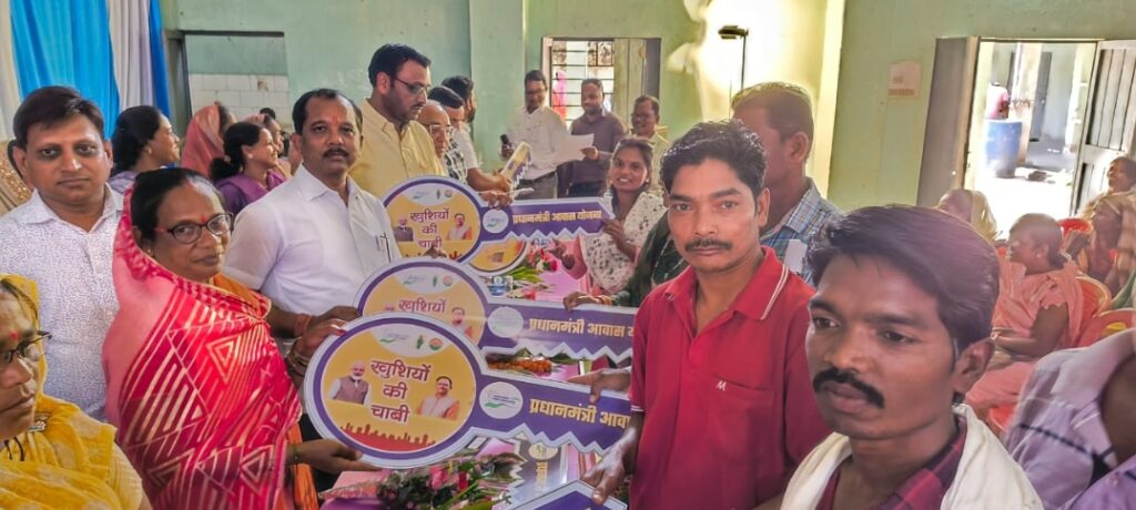 गृह प्रवेश कार्यक्रम मे जिला पंचायत अध्यक्ष सालिक साय ने हितग्राहियो को बांटा चाबी 3 Screenshot 2025 03 30 20 01 27 34 6012fa4d4ddec268fc5c7112cbb265e7