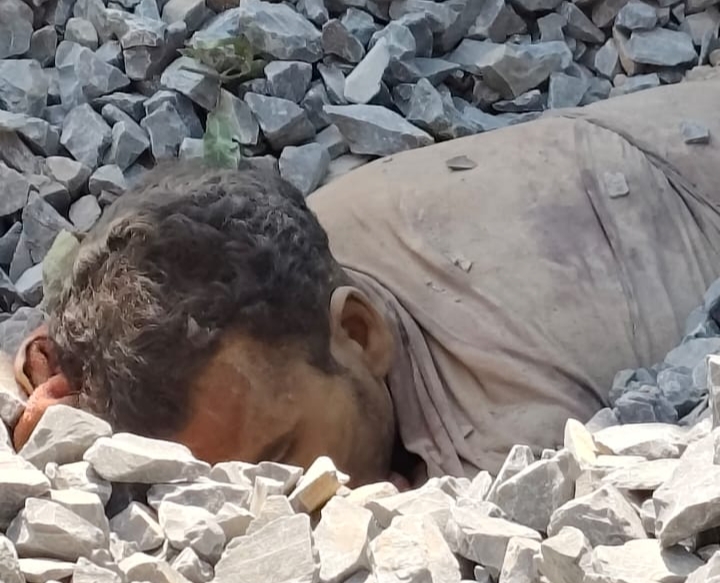 गिट्टी से भरी हाइवा पलटी , हाइवा मे दबा ड्राइवर और .... लोगों की भीड़ जमा 1 1001945996