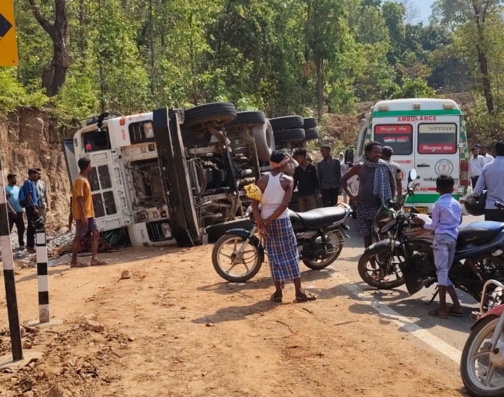 गिट्टी से भरी हाइवा पलटी , हाइवा मे दबा ड्राइवर और .... लोगों की भीड़ जमा 2 1001946013