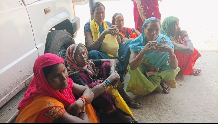 राशन नहीं मिलने पर गाँव की सैंकड़ों महिलाएं पहुँचे SDM कार्यालय 2 IMG 20250401 WA0069