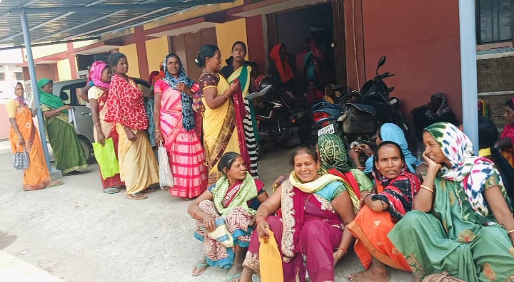 राशन नहीं मिलने पर गाँव की सैंकड़ों महिलाएं पहुँचे SDM कार्यालय 1 IMG 20250401 WA0070