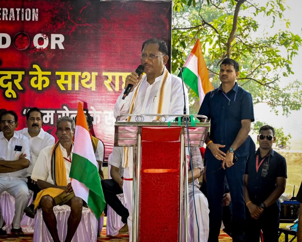 चराईडांड में तिरंगा यात्रा में शामिल हुए मुख्यमंत्री साय , शहीद के परिजनों को सम्मानित करते हुए कहा..... 3 FB IMG 1747486620740