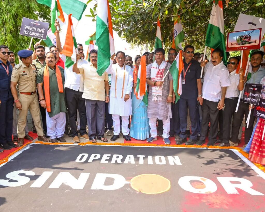 चराईडांड में तिरंगा यात्रा में शामिल हुए मुख्यमंत्री साय , शहीद के परिजनों को सम्मानित करते हुए कहा..... 1 FB IMG 1747486638719