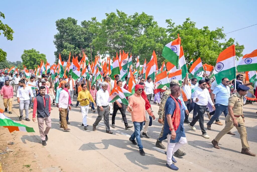 चराईडांड में तिरंगा यात्रा में शामिल हुए मुख्यमंत्री साय , शहीद के परिजनों को सम्मानित करते हुए कहा..... 4 FB IMG 1747486653856