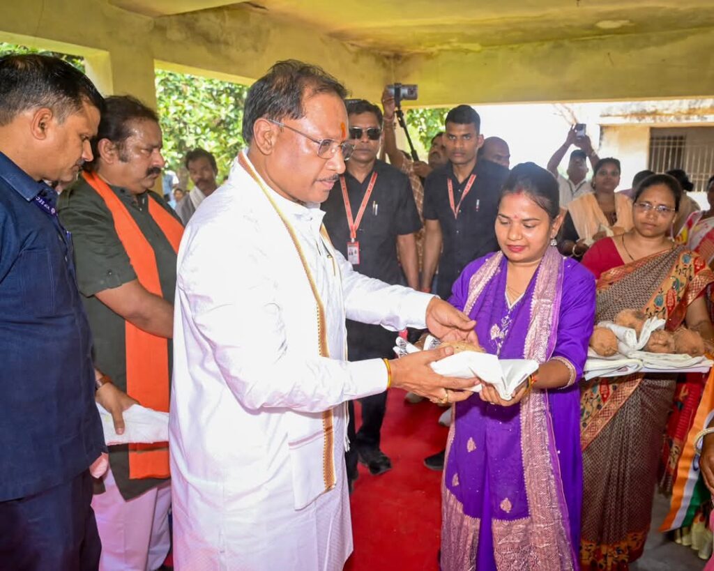 चराईडांड में तिरंगा यात्रा में शामिल हुए मुख्यमंत्री साय , शहीद के परिजनों को सम्मानित करते हुए कहा..... 2 FB IMG 1747486988484