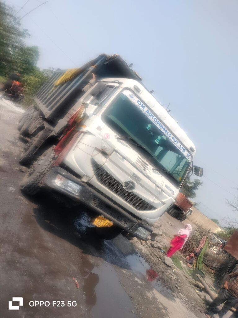 बाईक कि किस्त जमा करने जा रहे युवक को हाइवा ने मारी टक्कर , हुई मौत 3 IMG 20250504 WA0019