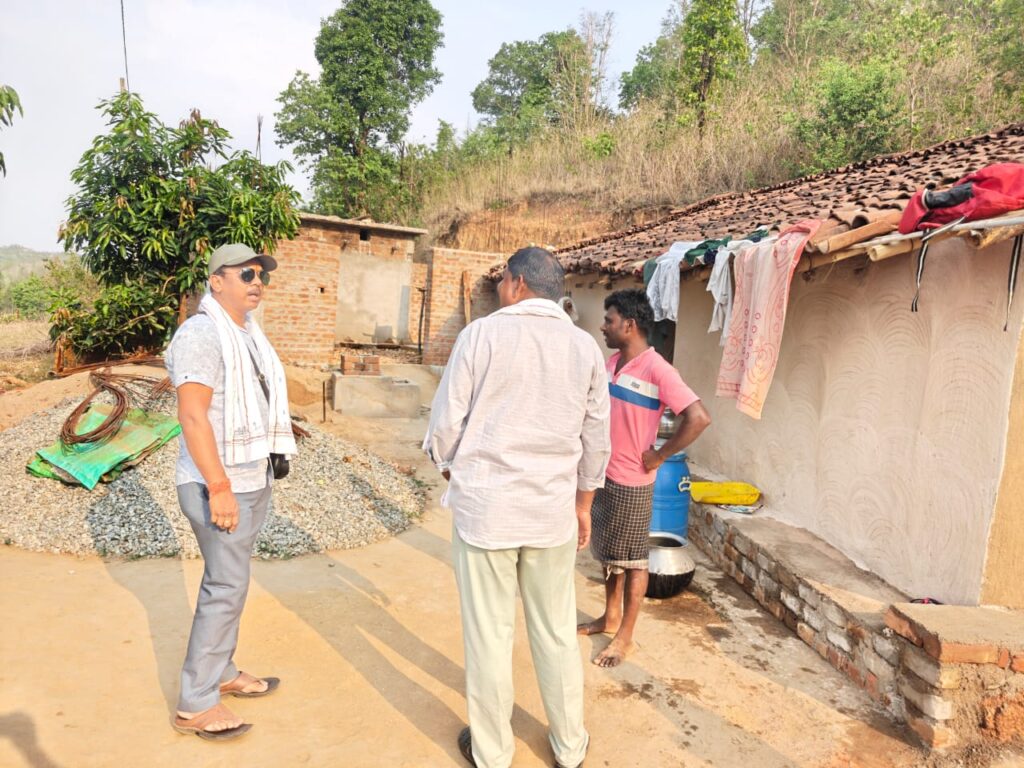 पीएम आवास का निरीक्षण करने पहुंचे जिप अध्यक्ष सालिक साय 1 IMG 20250511 WA0017