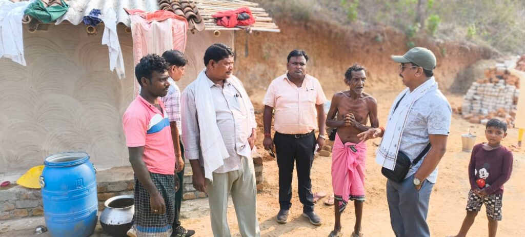 पीएम आवास का निरीक्षण करने पहुंचे जिप अध्यक्ष सालिक साय 2 IMG 20250511 WA0018