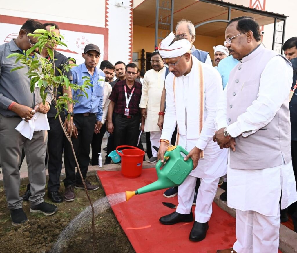 मुख्यमंत्री साय ने 300 नवचयनित छात्रावास अधीक्षकों को नियुक्ति सह पदस्थापना पत्र सौंपा 3 IMG 20250515 WA0009