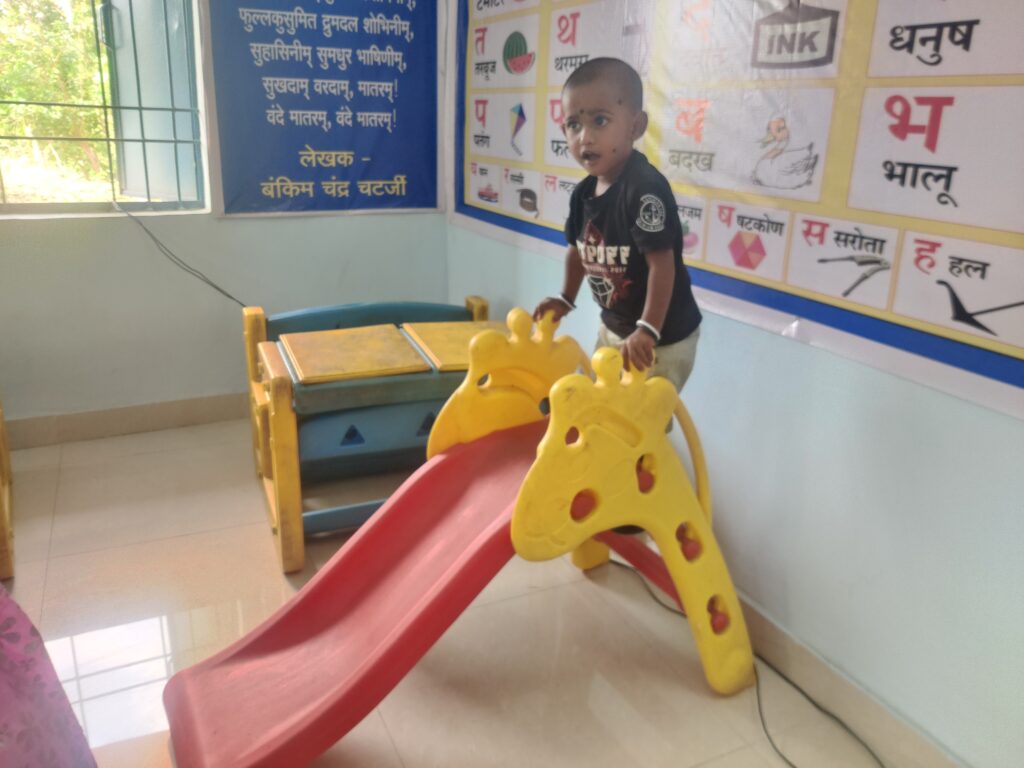 सांसद राठिया ने ग्राम छर्राटांगर में ' लिटिल एंजेल सेंटर ' का शुुभारंभ 3 IMG 20250505 091244