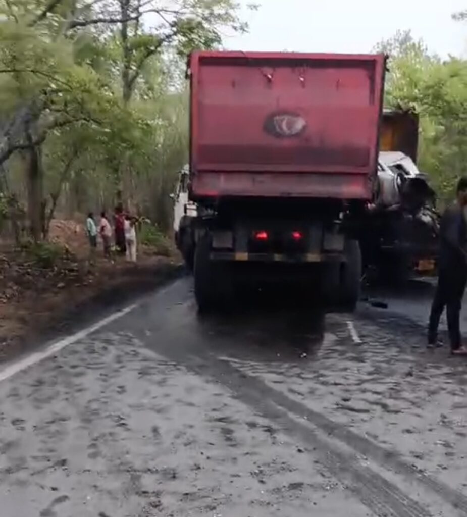 दो ट्रेलर कि आमने सामने भिड़ंत , ट्रेलर कि उड़े परखच्चे .... केबिन में ...... ड्राइवर कि मौत.... 2 Screenshot 2025 05 26 13 05 58 47 6012fa4d4ddec268fc5c7112cbb265e7