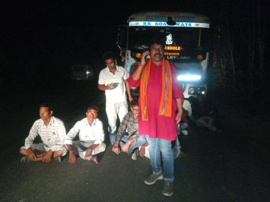 सड़क हादसे में युवक कि मौत के बाद चक्काजाम: तमनार के रमेश बेहरा ने निभाई बड़ी भूमिका 1 IMG 20250601 WA0015