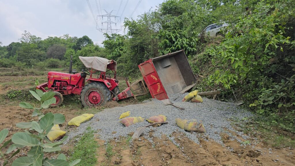 ट्रैक्टर पलटने से दो लोगों की हुई मौत .... चालक के खिलाफ मामला दर्ज 1 IMG 20250622 WA0046