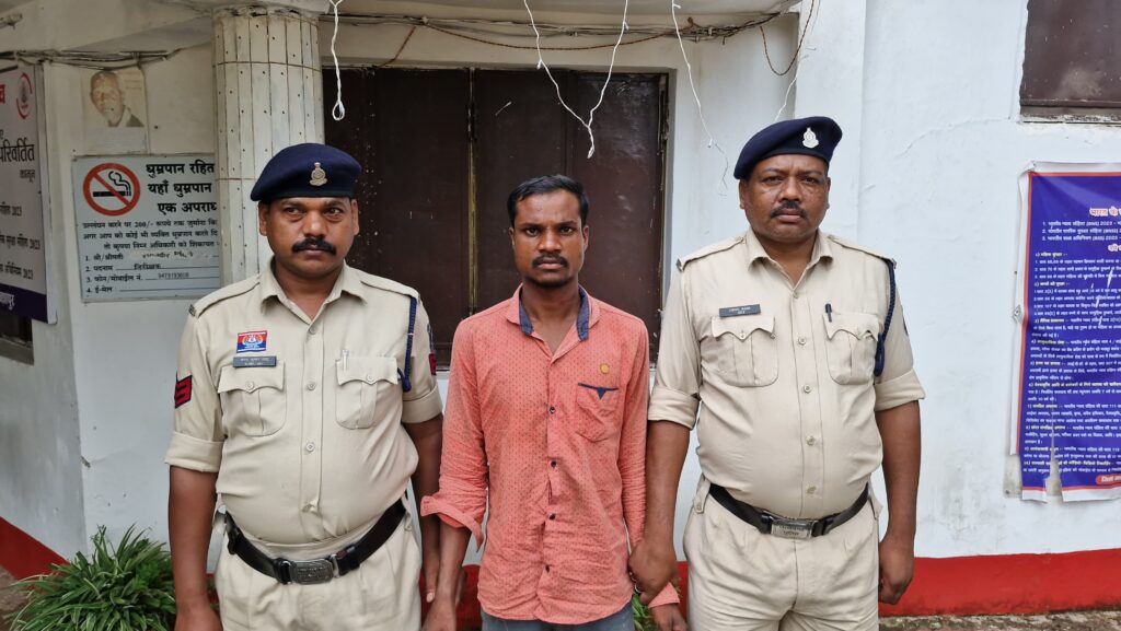 प्रेमी बना हैवान .... बेल्ट से गला घोंटकर 3 लोगों को नदी किनारे दफनाया , आरोपी गिरफ्तार.... आरोपी ने बताया 2 IMG 20250625 WA0038