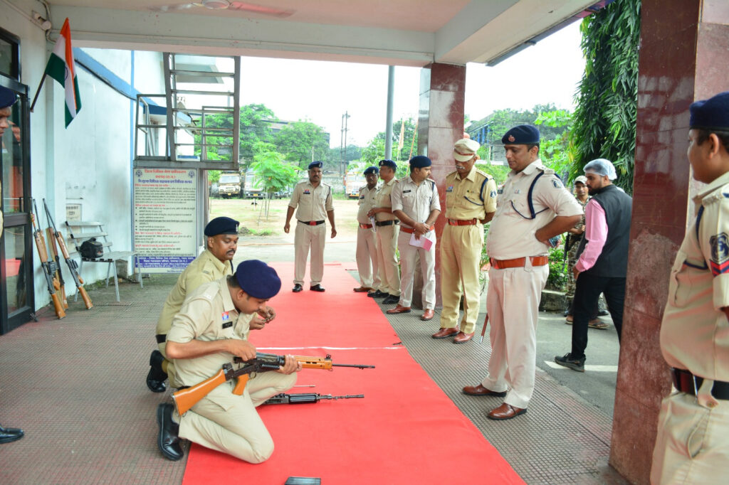 एसपी ने किया थाने मे निरीक्षण दौरान, कहा – “थाना आने वाले पीड़ित से सकारात्मक व्यवहार करें” 1 IMG 20250830 WA0069
