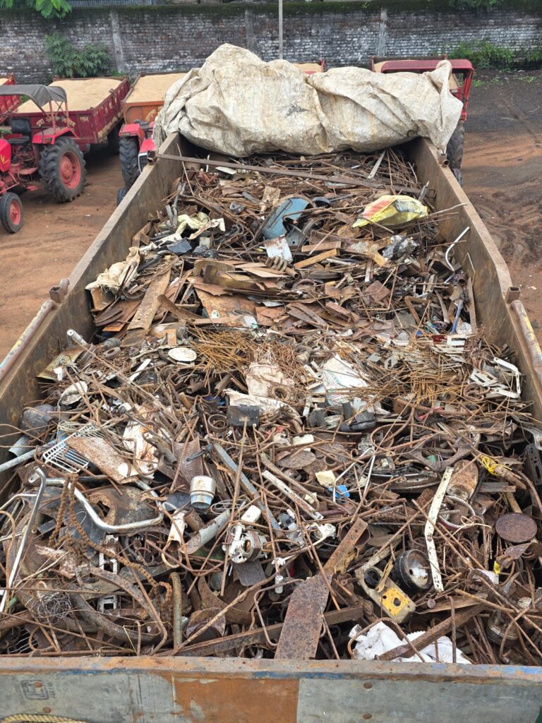 2 ट्रक और 2 माजदा से 49 टन 14 लाख रूपये का अवैध कबाड़ जप्त 1 35073