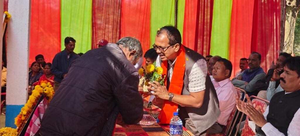 भगवान बिरसा मुंडा की जयंती पर कार्यक्रम मे शामिल हुए जिला पंचायत अध्यक्ष सालिक साय ... साय ने कहा 2 1004176
