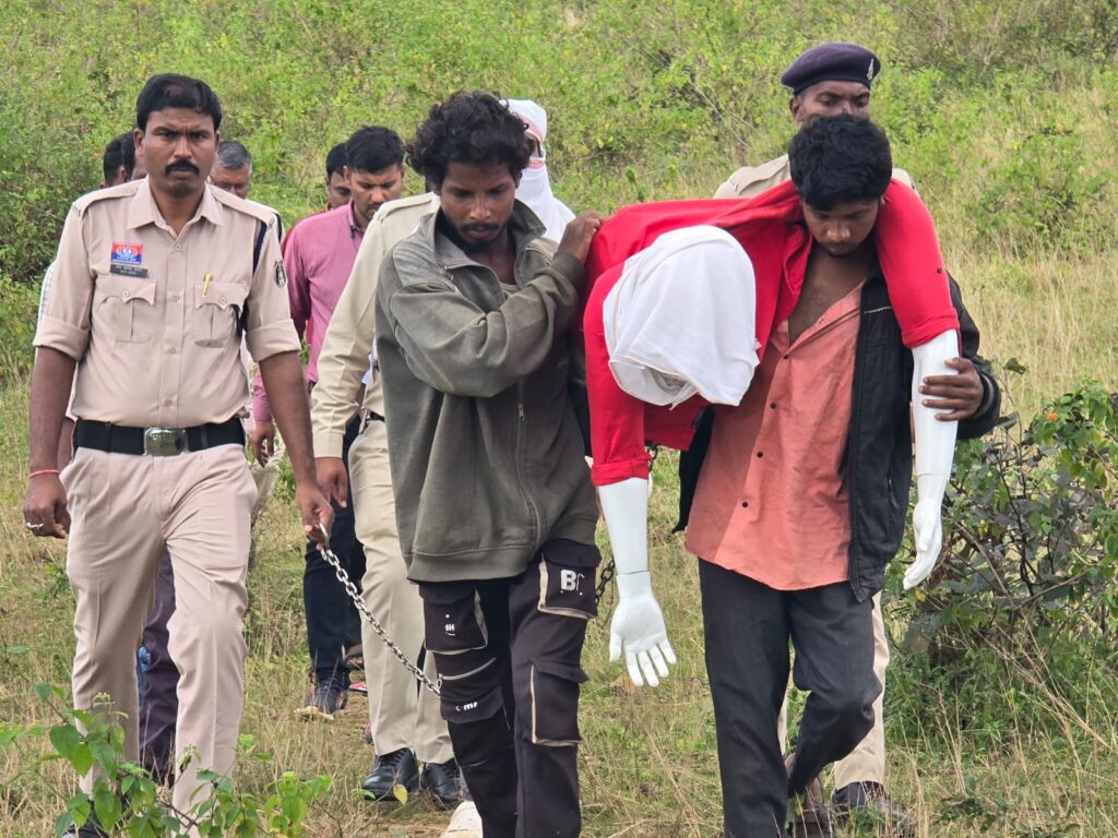 कमीशन को लेकर हत्या .... अधजली लाश मिलने के मामले में पुलिस एक विधि से संघर्षरत बालक सहित तीन आरोपी गिरफ्तार 1 822857