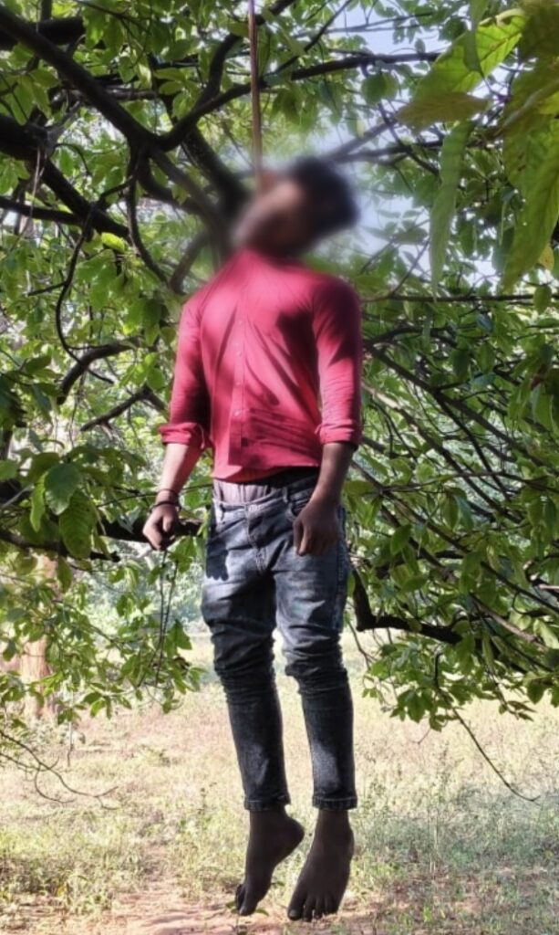 पेड़ पर अज्ञात युवक की लटकती लाश मिली .. पुलिस मौके पर शिनाख्त सहित 1 1271435