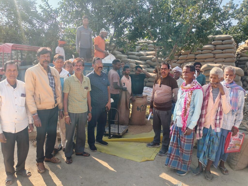 किसानों ने धान खरीदी केंद्र में खरीदी लिमिट बढ़ाने मांग किये 1 1329740