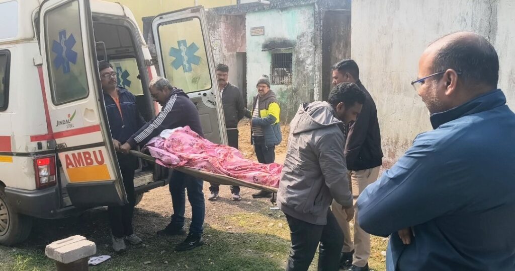 हॉस्टल में छात्रा की रस्सी में झूलती मिली लाश .. मिला सुसाइड नोट .. पुलिस जाँच में जुटी 2 1445694