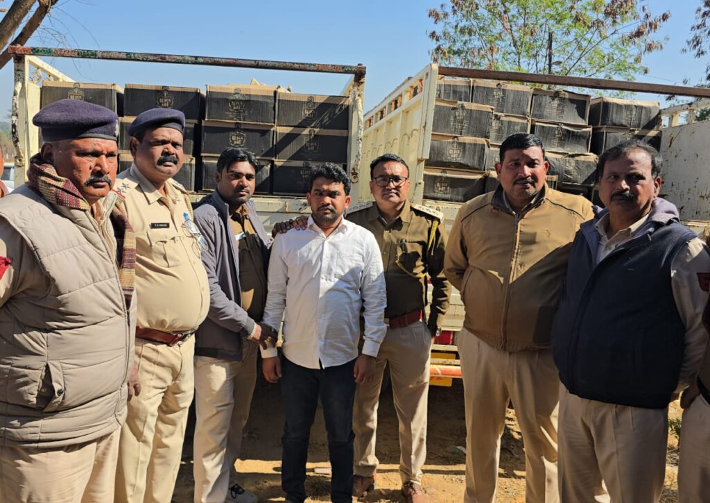 नये साल से पहले बड़ी कार्यवाई - 300 पेटी अंग्रेजी शराब के साथ आरोपी सौरभ सिंह गिरफ्तार 1 1569042