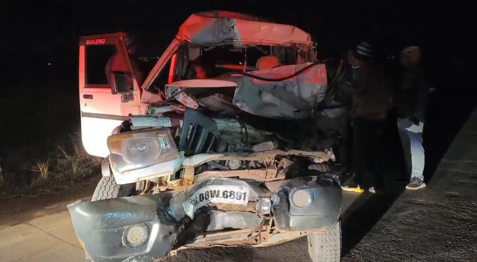 बोलेरो और ट्रक में जबरदस्त टक्कर , बोलेरो में सवार 3 लोगों में एक कि मौत 2 ... 1 1657362