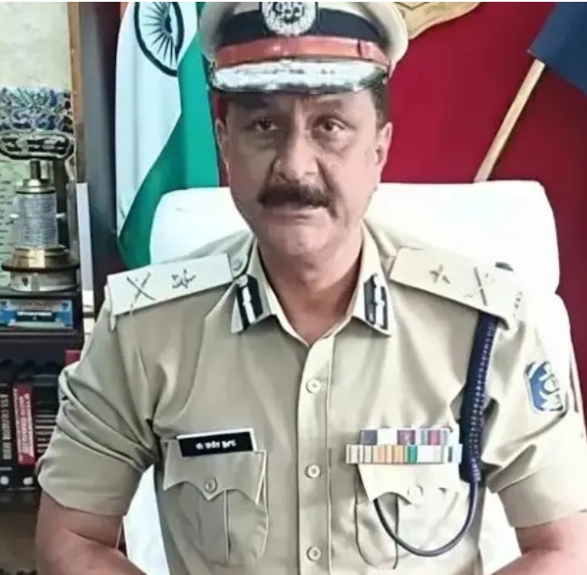 पुलिस विभाग में बड़ा फेरबदल .. 15 IPS अधिकारियों के तबादले .. रायपुर कि कमान संजीव शुक्ला .. रायगढ़ के कप्तान होंगे शशि मोहन 2 1834904