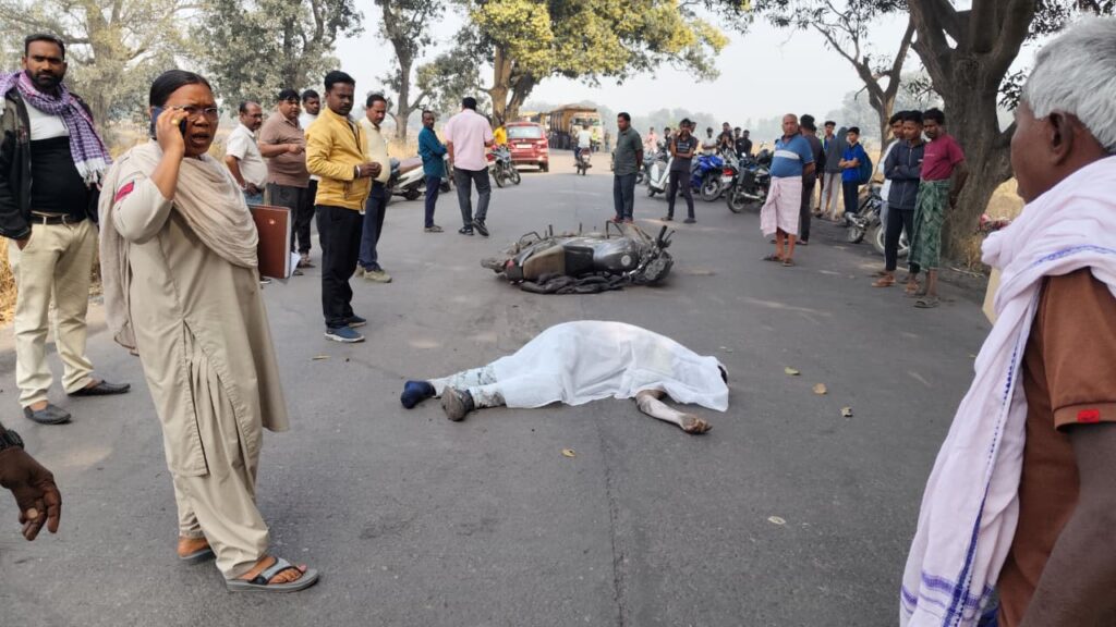 स्कूल के पास सड़क हादसा .. बाइक सवार युवक की मौत .. पुलिस मौके पर 3 1938473
