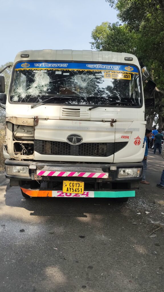 स्कूल के पास सड़क हादसा .. बाइक सवार युवक की मौत .. पुलिस मौके पर 2 1938997