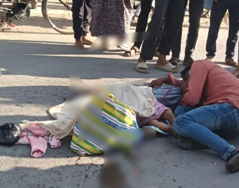 तेज रफ्तार ट्रक की चपेट में बाइक सवार दंपति .. मां व 6 माह की मासूम की मौके पर दर्दनाक मौत .. पति घायल 1 2155149