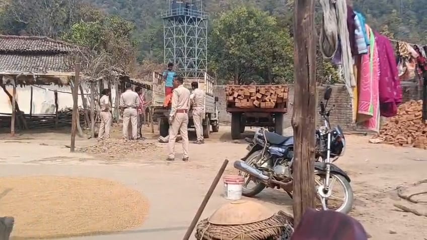 अवैध लकडी का जखीरा जब्त .. वन विभाग के खिलाफ ग्रामीणों का विरोध 2 2201142