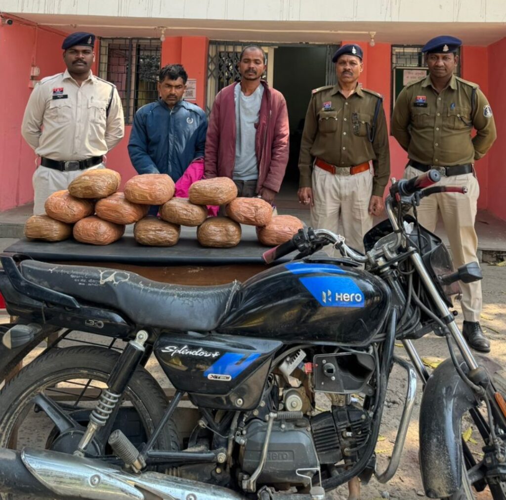 बिना नंबर स्प्लेंडर प्लस से गांजा तस्करी करते दो गांजा तस्कर गिरफ्तार 1 2268186