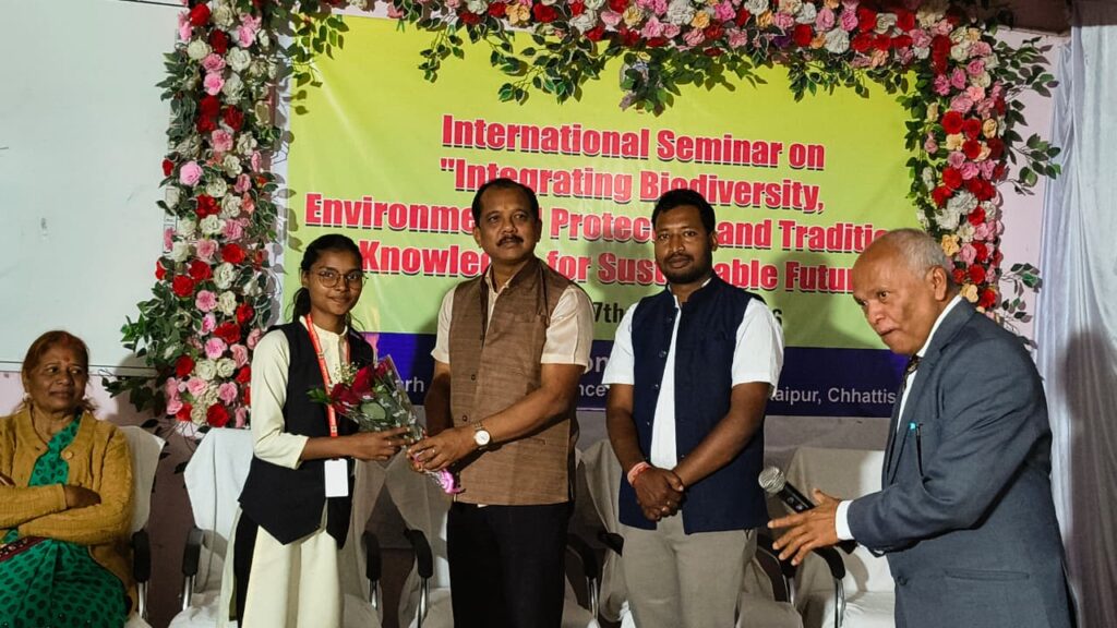 जिपं अध्यक्ष सालिक साय की मुख्य अतिथि में गूंजा जल संरक्षण का संदेश .. "जल पुरुष" डॉ राजेंद्र सिंह ने कहा .. 1 2276017