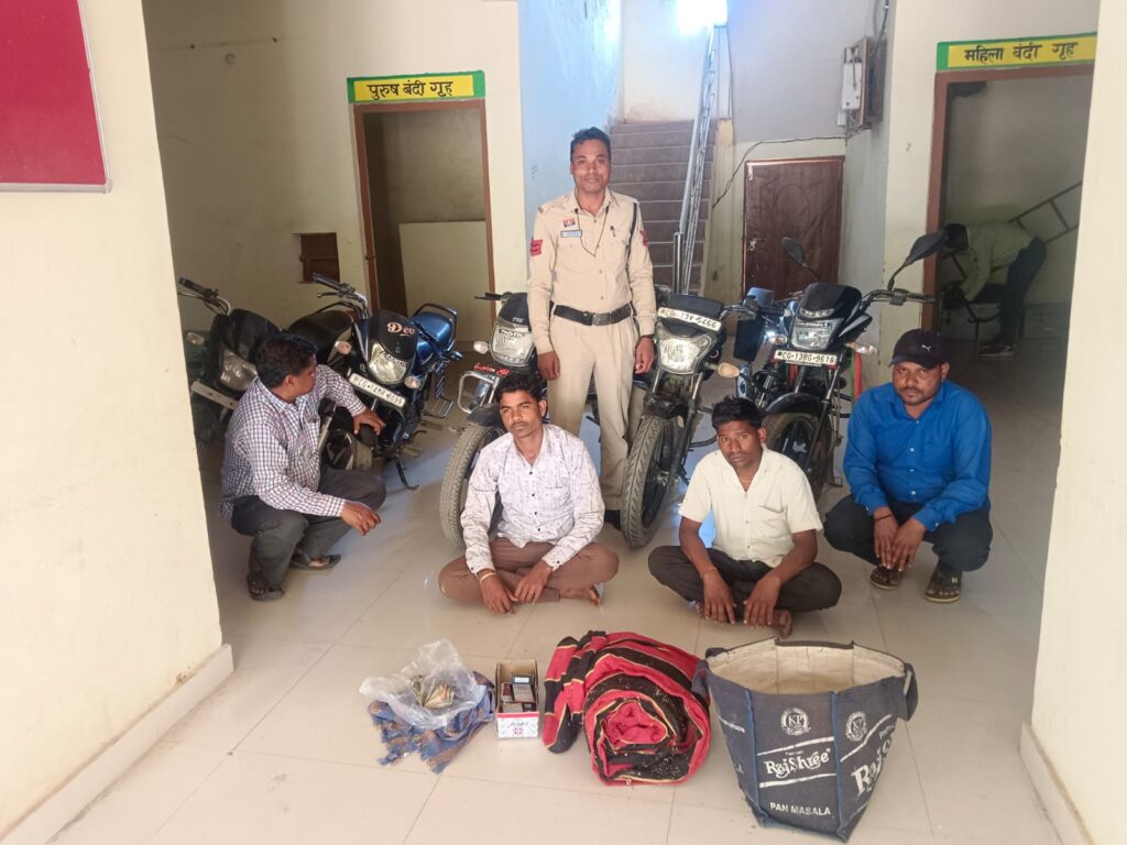 इमली पेड़ के निचे 52 परियों के साथ 4 आरोपी गिरफ्तार .. 5 मोटरसाइकिल 2 2415751