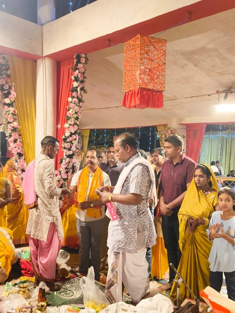 सालिक साय पाकरगॉव में आयोजित 'अखंड सोलह प्रहारी विष्णु नाम यज्ञ' में हुए शामिल .. क्षेत्र और समाज कि खुशहाली के लिए की प्रार्थना 1 2416336